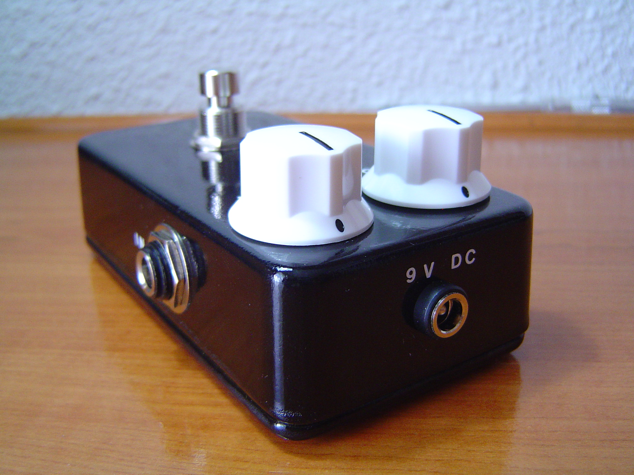 <p>Kenobi Effects DISTORTION: Detalle de la toma de corriente</p>